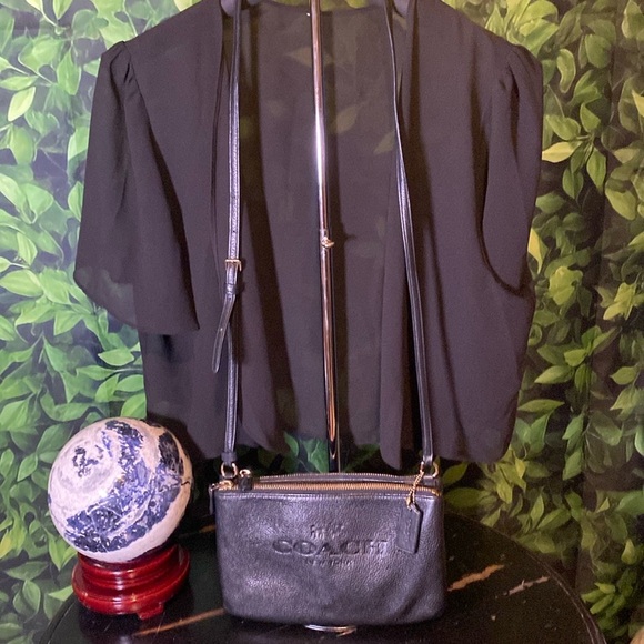 Coach Handbags - Coach crossbody in EUC! Black pebble leather